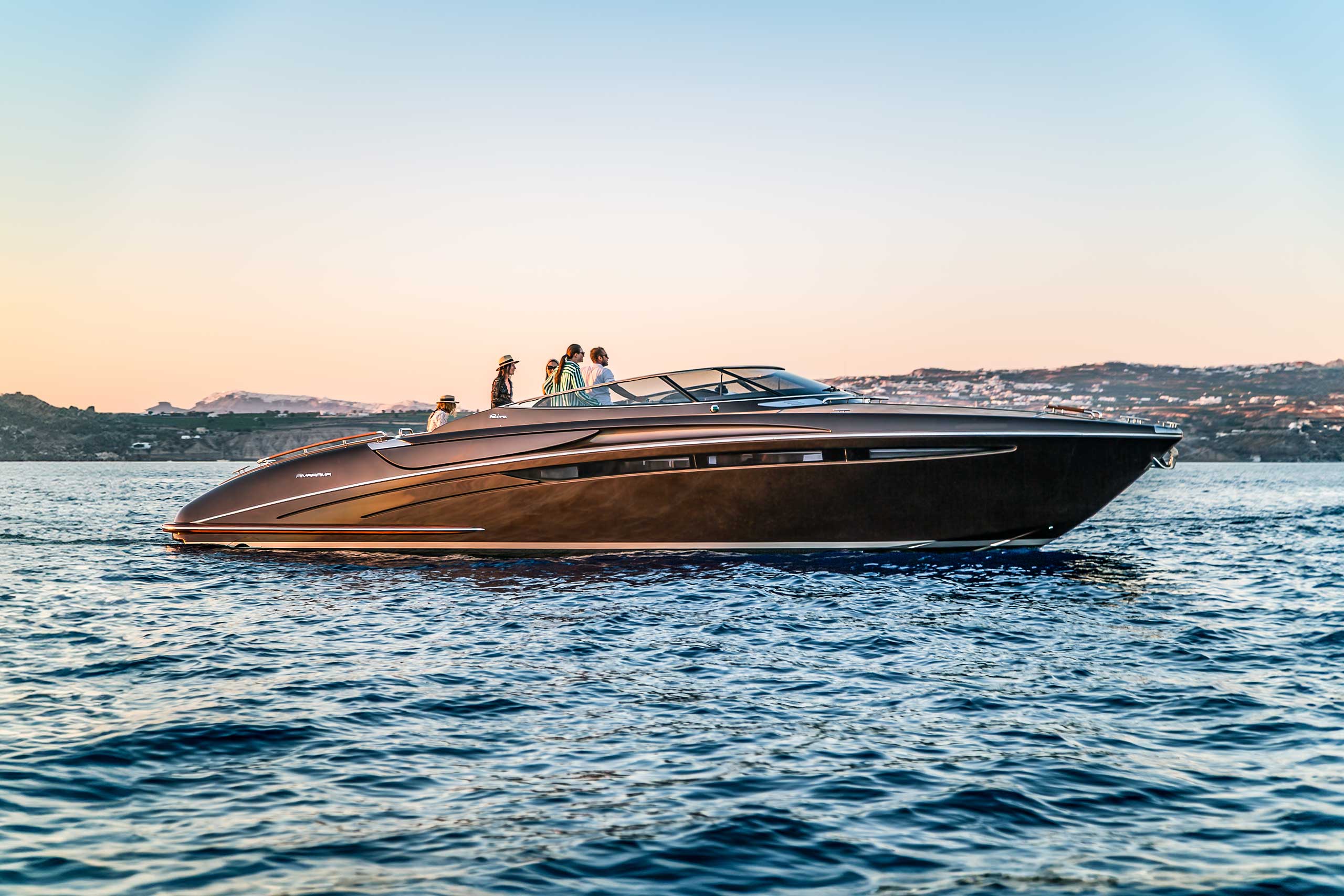 Noleggio Yacht Riva Rivarma 44